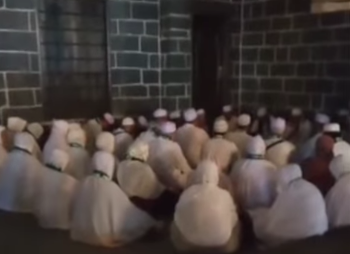 Jemaah Umrah Asal Indonesia Hebohkan Madinah dengan Joget dan Nyanyi di Depan Masjid Nabawi